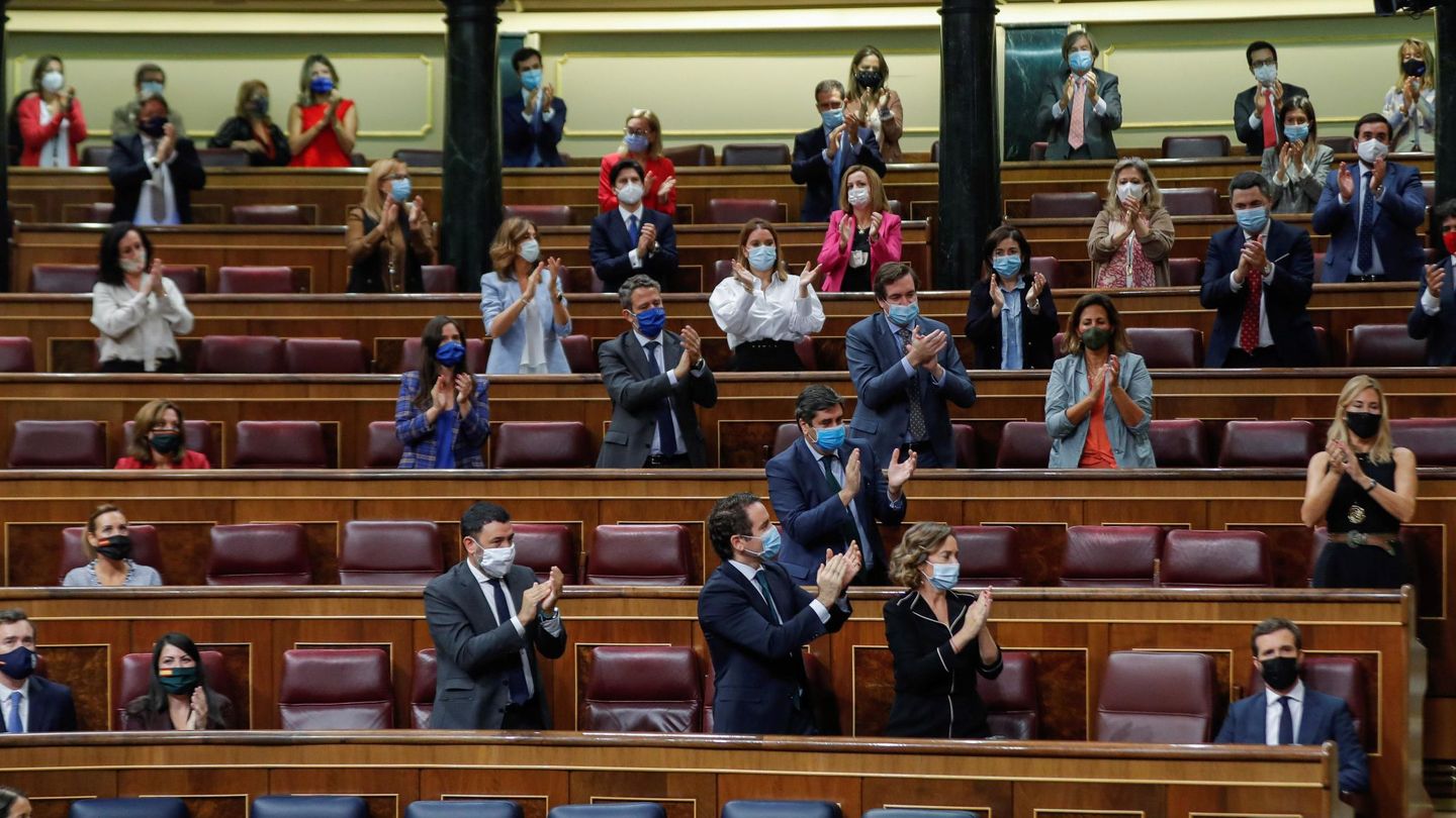 El líder del PP, Pablo Casado, aplaudido por su grupo parlamentario. (EFE)