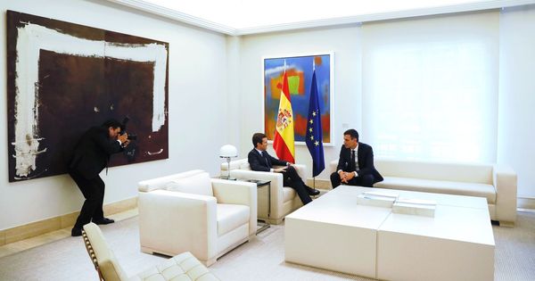 Foto: Pedro Sánchez y Pablo Casado durante su primera reunión en La Moncloa, este 2 de agosto. (EFE)