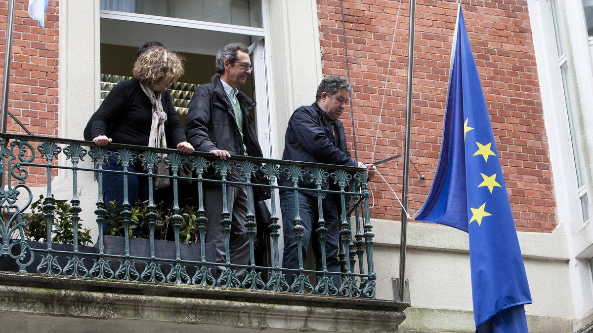 Banderas de la UE a media asta en varios Ayuntamientos por la política de refugiados