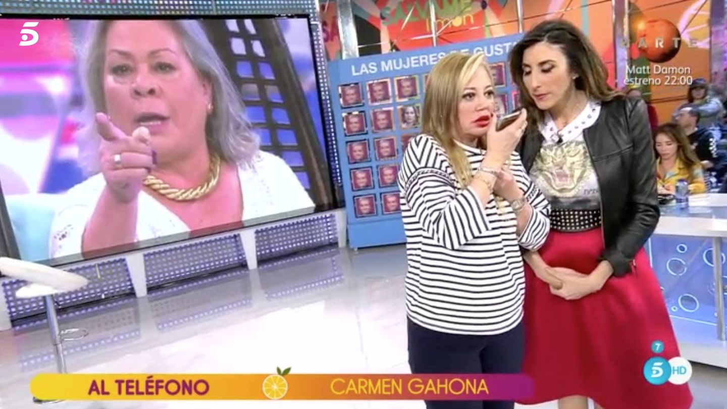 Belén Esteban y Paz Padilla hablan por teléfono con Carmen Gahona. (Telecinco)