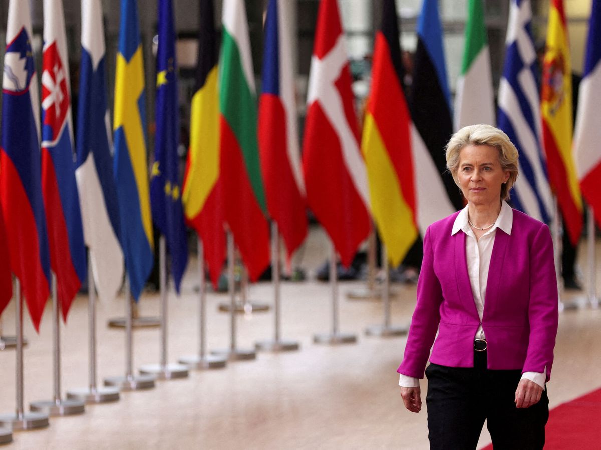 Foto: La presidenta de la Comisión Europa, Ursula von der Leyen, en una cumbre de la UE. (Reuters/Johanna Geron)