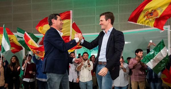 Foto: Juanma Moreno y Pablo Casado durante el acto de cierre de campaña. (EFE)