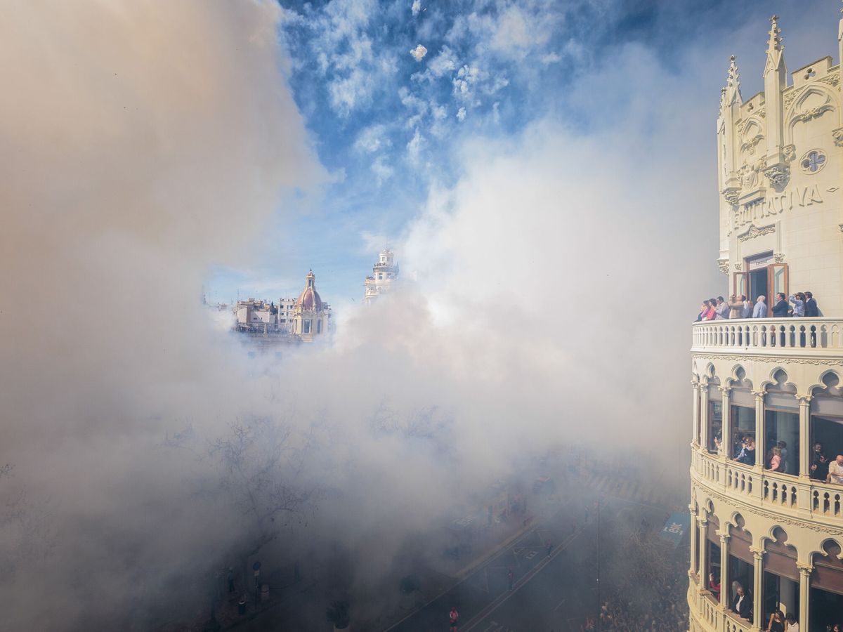 Foto: El edificio del Ayuntamiento de Valencia entre el humo generado en la mascletá. (EFE/Biel Aliño)
