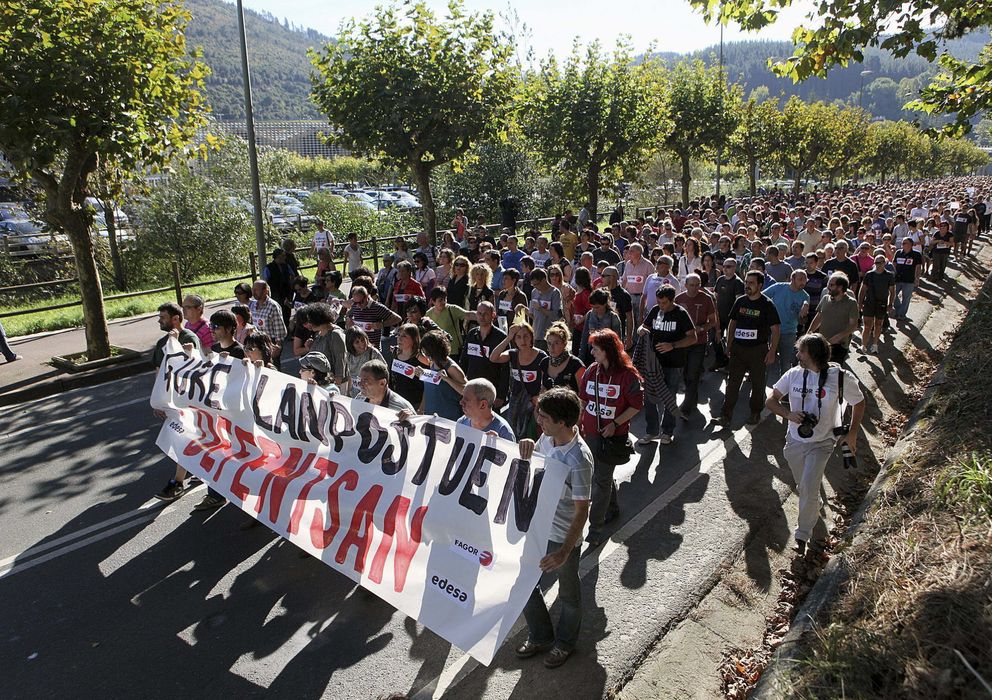 Foto: Los socios y trabajadores de Fagor Electrodomésticos durante la manifestación que han llevado a cabo en Arrasate (Gipuzkoa)