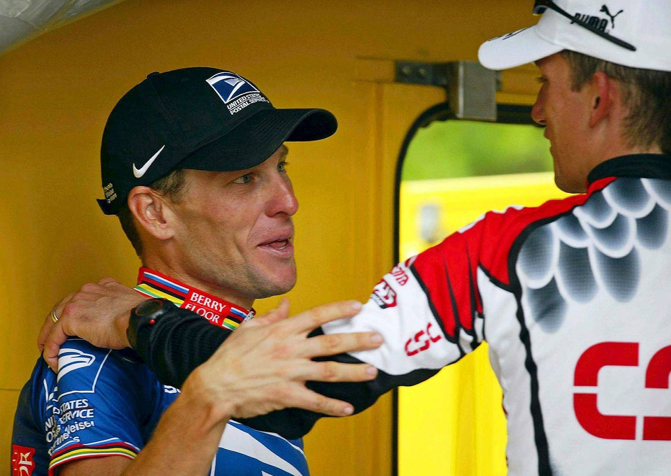 Armstrong saluda a Tyler Hamilton al término de una etapa en el Tour. (EFE)