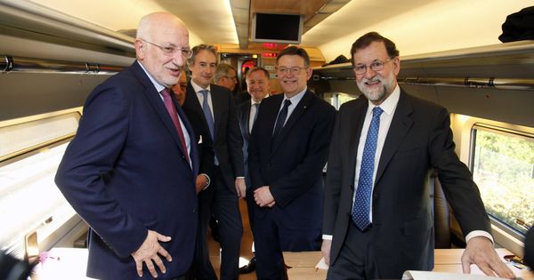 Foto: Juan Roig, Boluda, De la Serna, Moragues, Ximo Puig y Mariano Rajoy, en el tren inaugural del AVE Madrid-Castellón. (GOB)