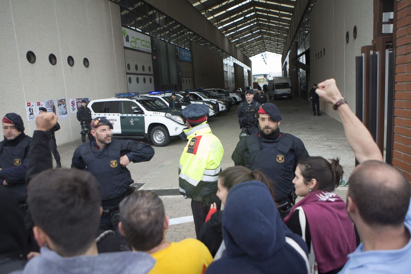 Los Mossos d'Esquadra protegen una operación de la Guardia Civil en Sant Feliu de Llobregat. (EFE)