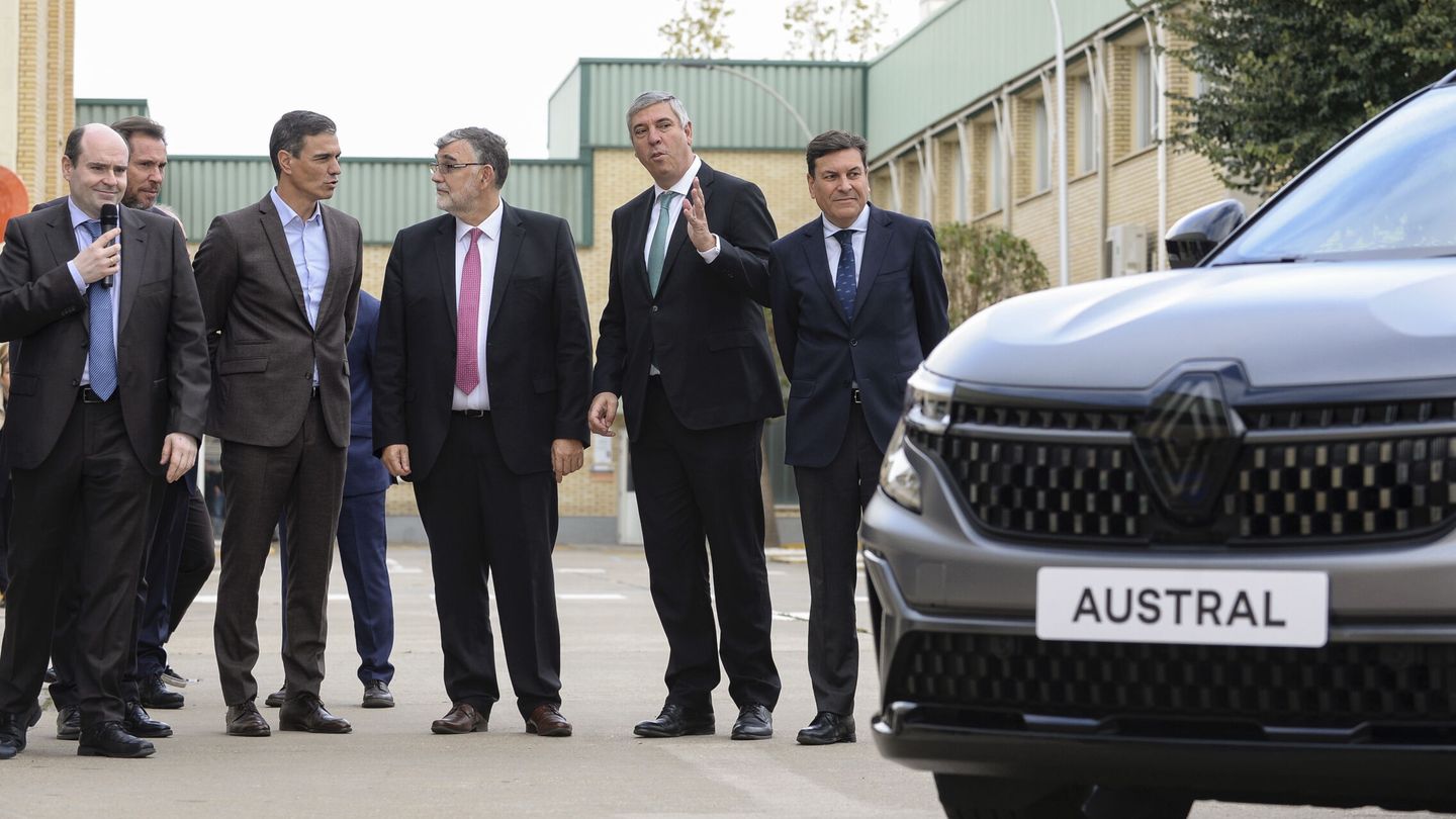 El presidente del Gobierno, Pedro Sánchez, junto al director general de Renault España, José Vicente de los Mozos. (EFE/Nacho Gallego)