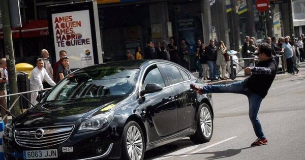 Foto: Ataque a un coche de Cabify durante una manifestación de taxistas en Madrid en 2017. (Reuters)