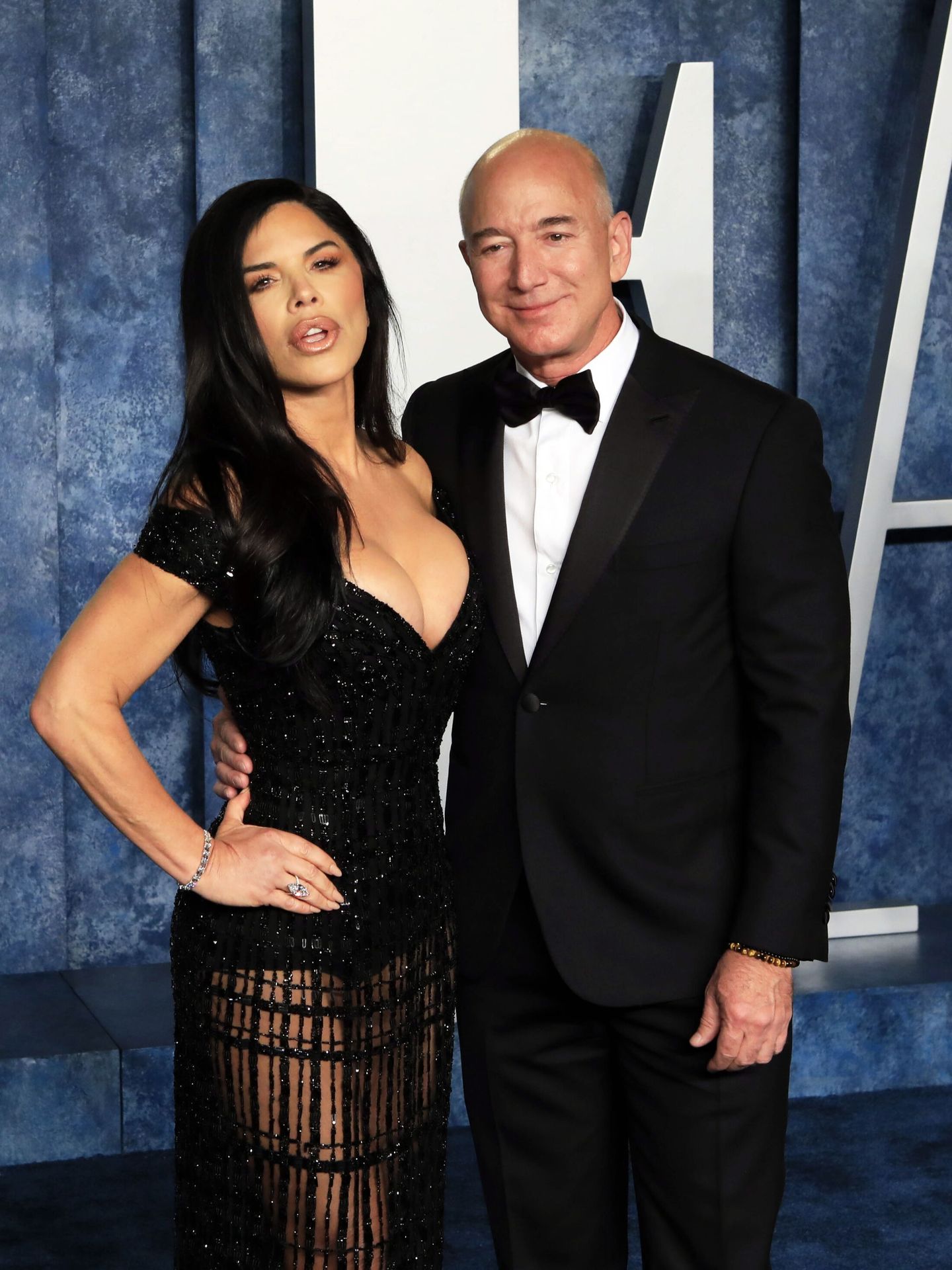 Lauren Sanchez y Jeff Bezos, en la fiesta de los Oscar 2023. (EFE/EPA/Nina Prommer)
