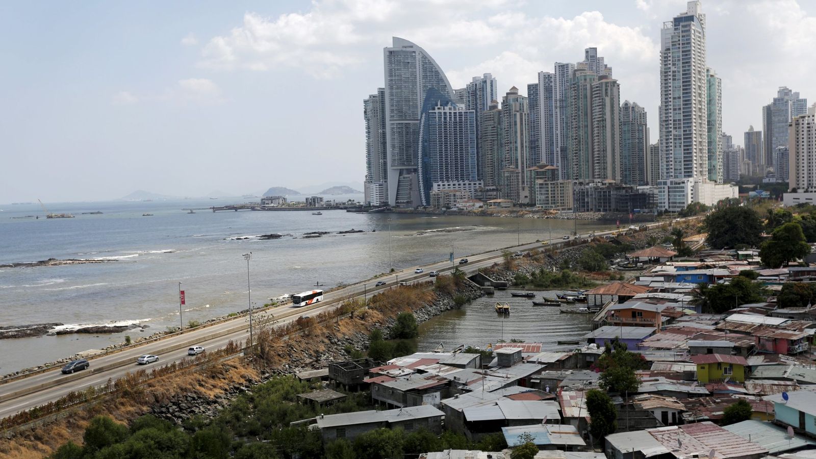 Foto: El 'skyline' de Ciudad de Panamá se alza sobre los tejados de un barrio de bajos ingresos. (EFE)