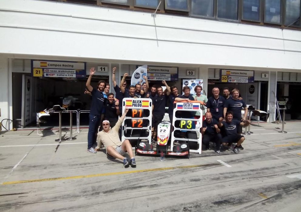 Foto: El equipo español Campos Racing celebrando la victoria de Palou y el podio de Tereschenko