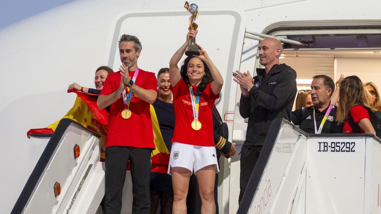 Vilda, junto a Ivana Andrés y Rubiales, a su llegada con la Copa del Mundo. (EFE/Fernando Villar) 
