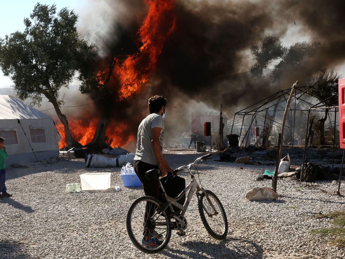 Foto: Uno de los fuegos del campamento de Moria, en Lesbos (Grecia), el pasado día 10. (EFE)