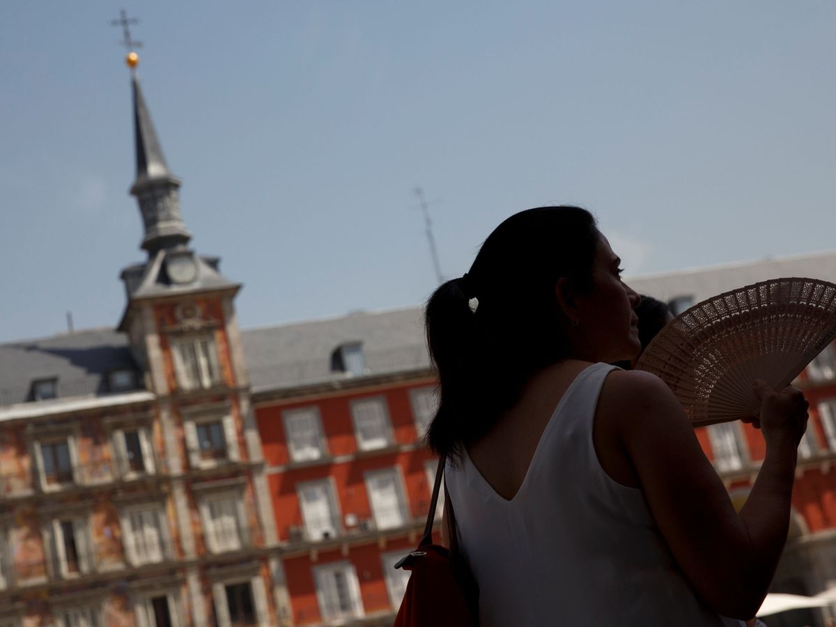 Foto: Una turista en la plaza Mayor de Madrid. (Reuters/Sergio Pérez)