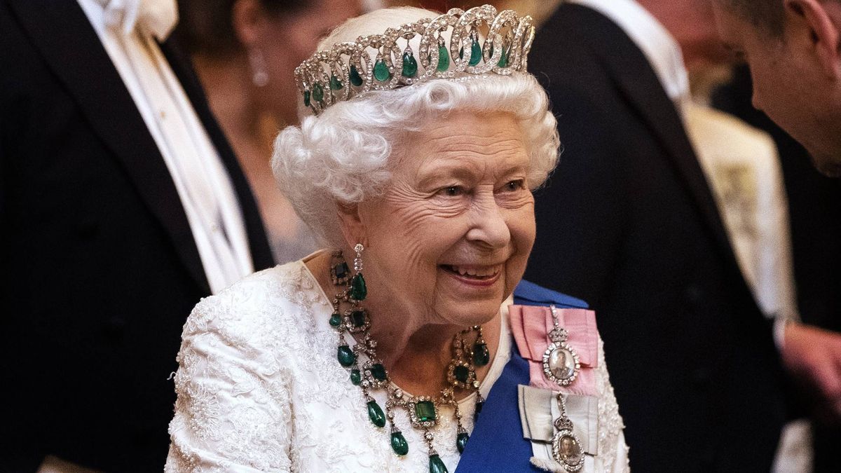Isabel II y el misterio detrás del collar de esmeraldas que nunca antes había lucido