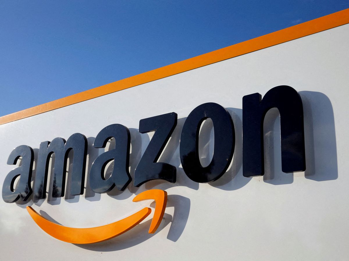 Foto: Logo de Amazon en una de sus instalaciones (Reuters/Pascal Rossignol)