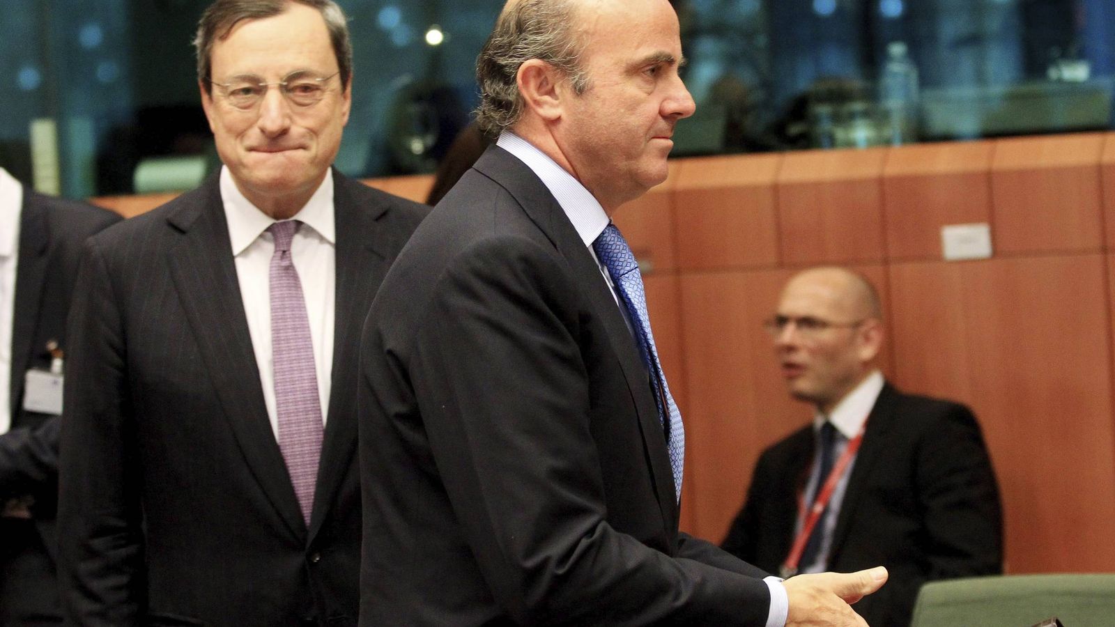 Foto: El ministro de Economía español, Luis de Guindos (d), y el presidente del Banco Central Europeo, Mario Draghi (i). (EFE)