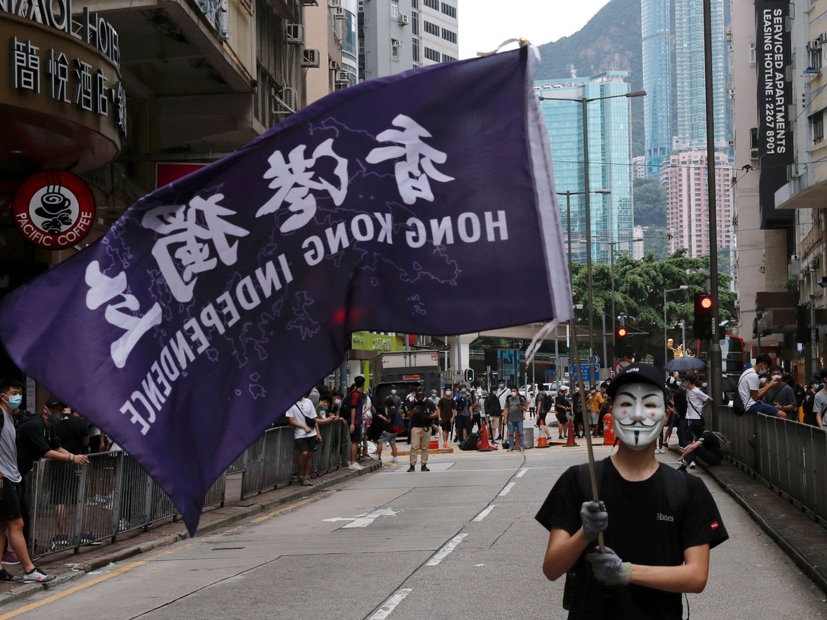 Foto: Manifestante contra los planes de Pekín de imponer la ley de seguridad nacional en Hong Kong (Reuters)