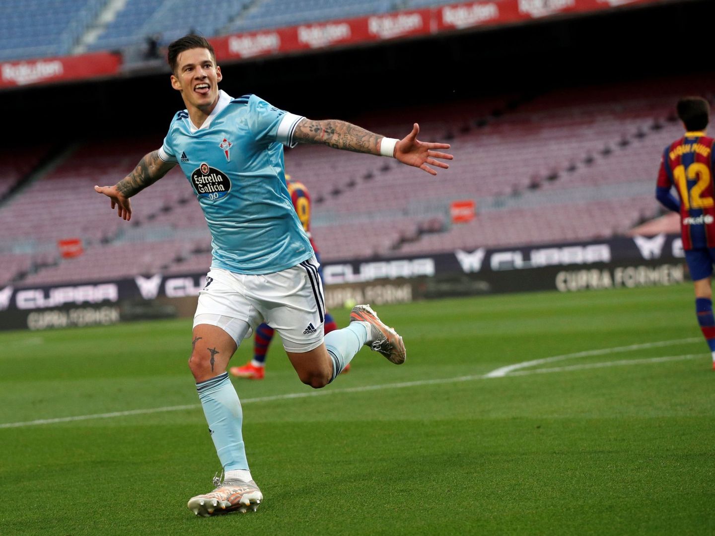 Santi Mina celebra un gol en un partido contra el Barcelona. (EFE/Luis Díez)