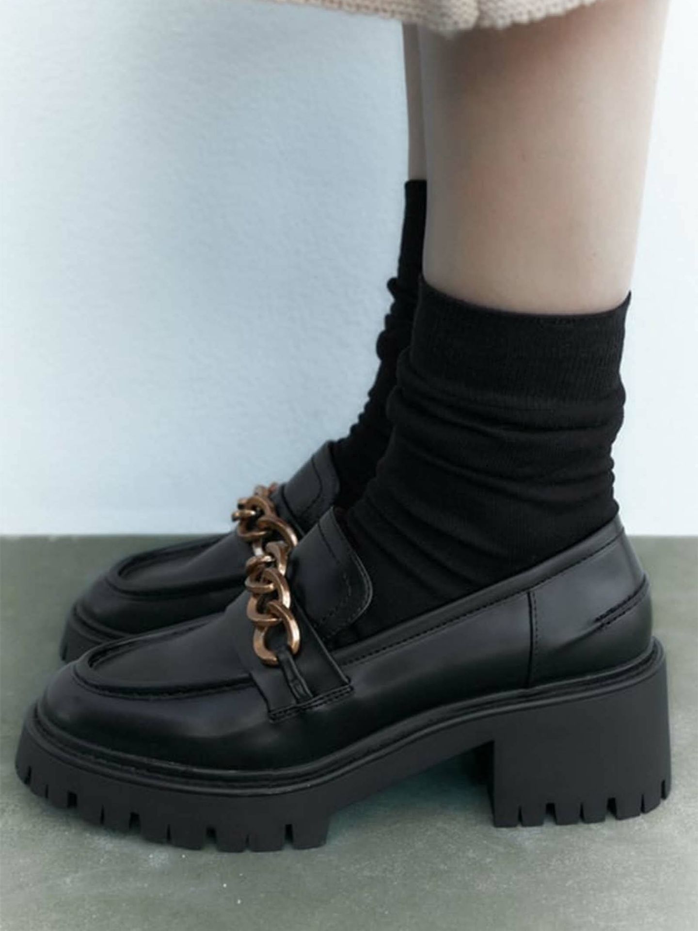 3 zapatos negros de tacón cómodo para tus looks de oficina. (Zara/Cortesía)