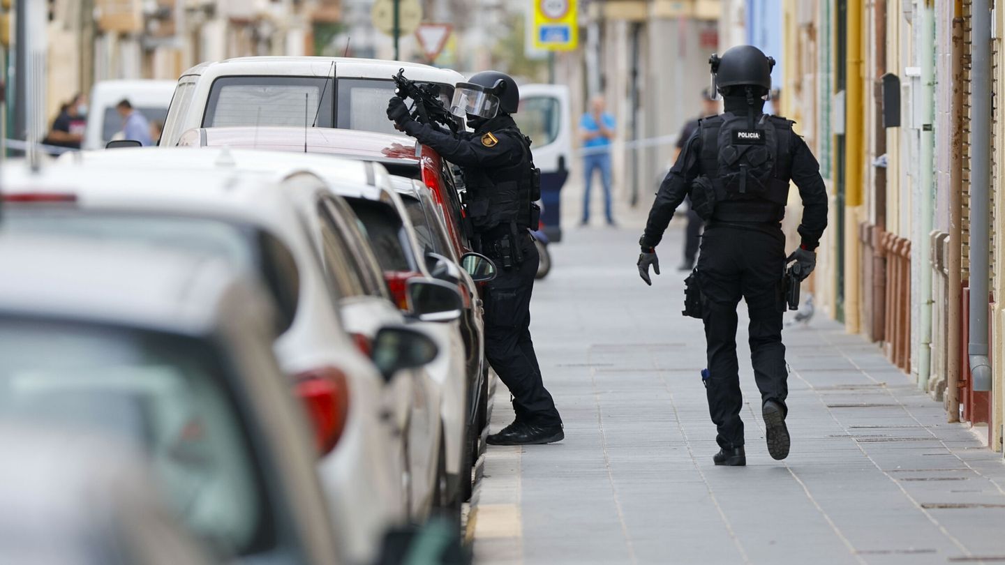 El operativo de la Policía Nacional de València en el barrio del Cabanyal. (EFE/  Biel Aliño)