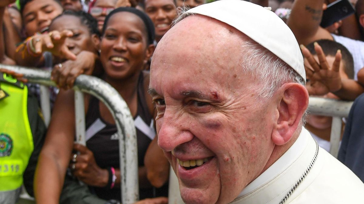El Papa se da un golpe en la cara con el papamóvil: "Me di una puñada, estoy bien"