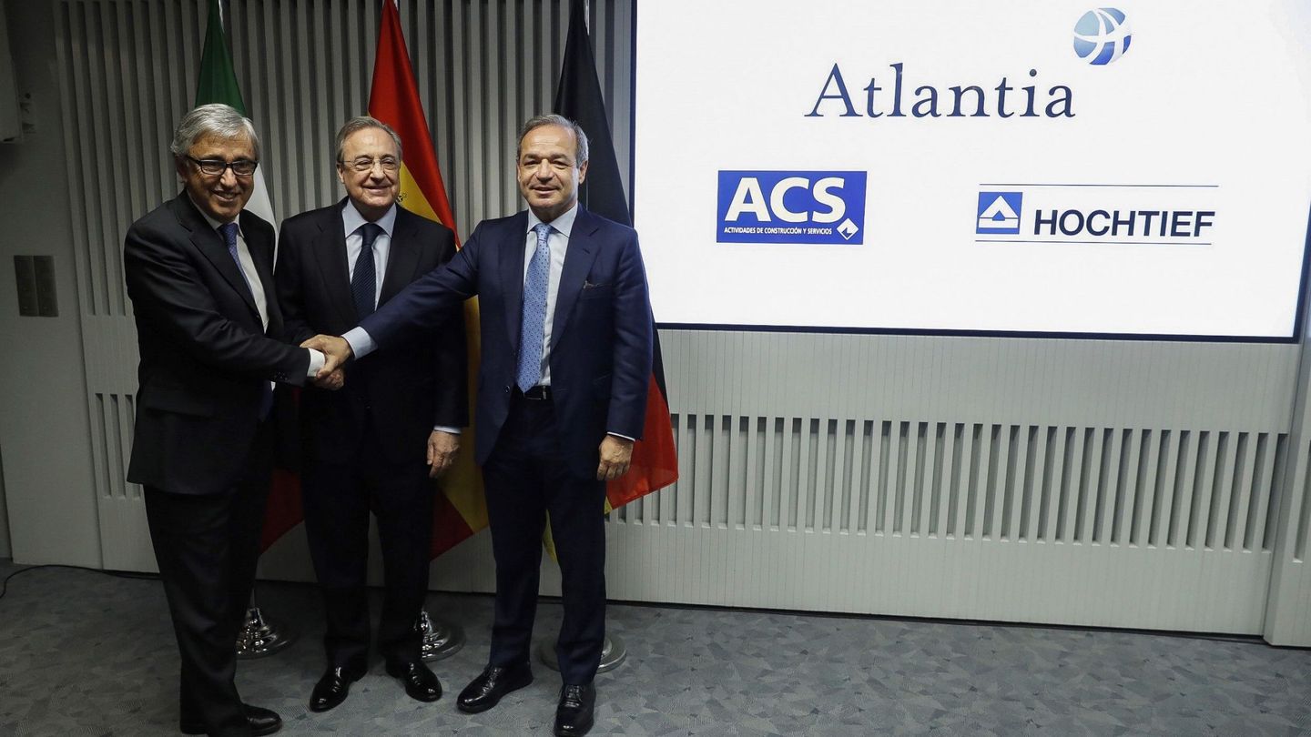 El presidente de ACS, Florentino Pérez (centro); el consejero delegado de Atlantia, Giovanni Castelluci (izq.), y el presidente de Hochtief, Marcelino Fernández Verdes, cuando presentaron el acuerdo por Abertis.