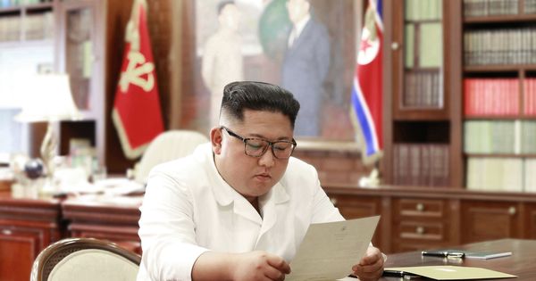 Foto: Kim Jong Un lee una carta enviada por Donald Trump. (Cedida a EFE por KCNA)
