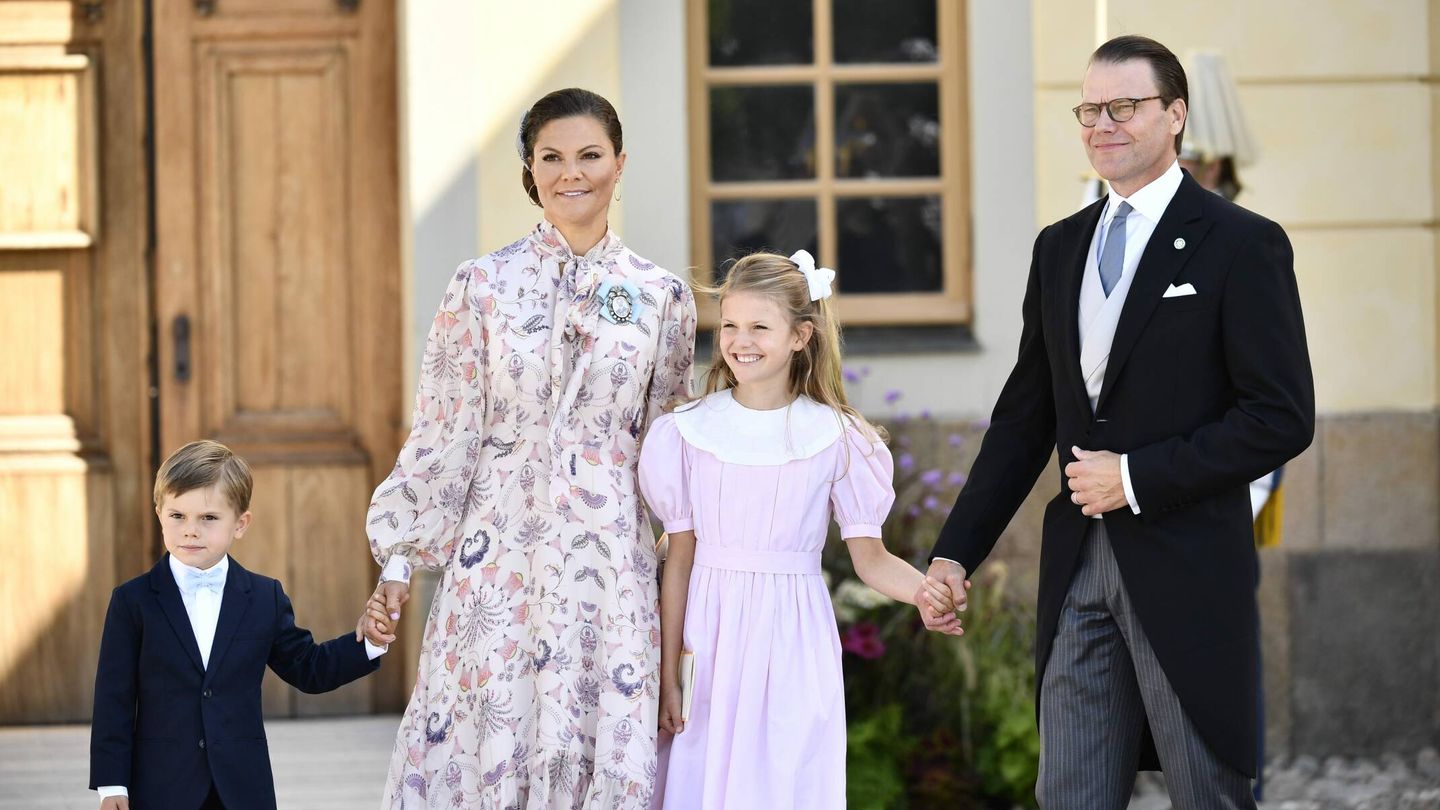 El pequeño Oscar y la pequeña Estella  junto a sus padres, Victoria y Daniel de Suecia.(CP)