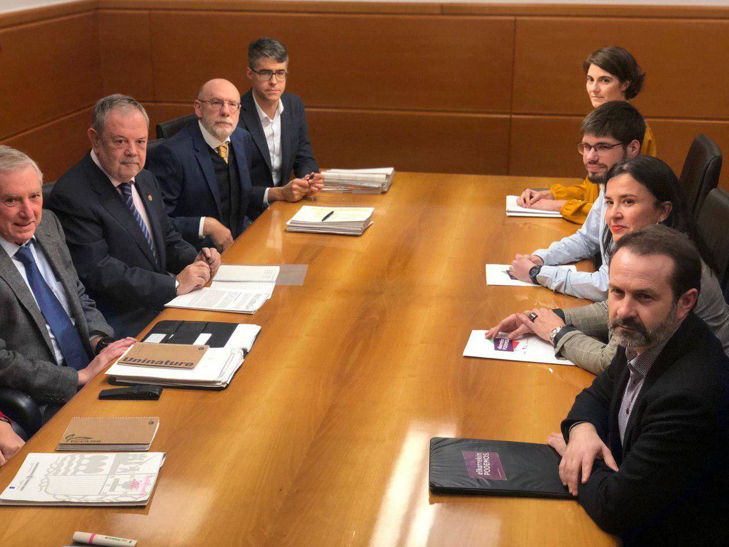 Los equipos negociadores, con la representación del Gobierno vasco a la izquierda de la mesa y la de Podemos a la derecha, en la reunión de este martes en la sede del Ejecutivo en Vitoria. (EC)