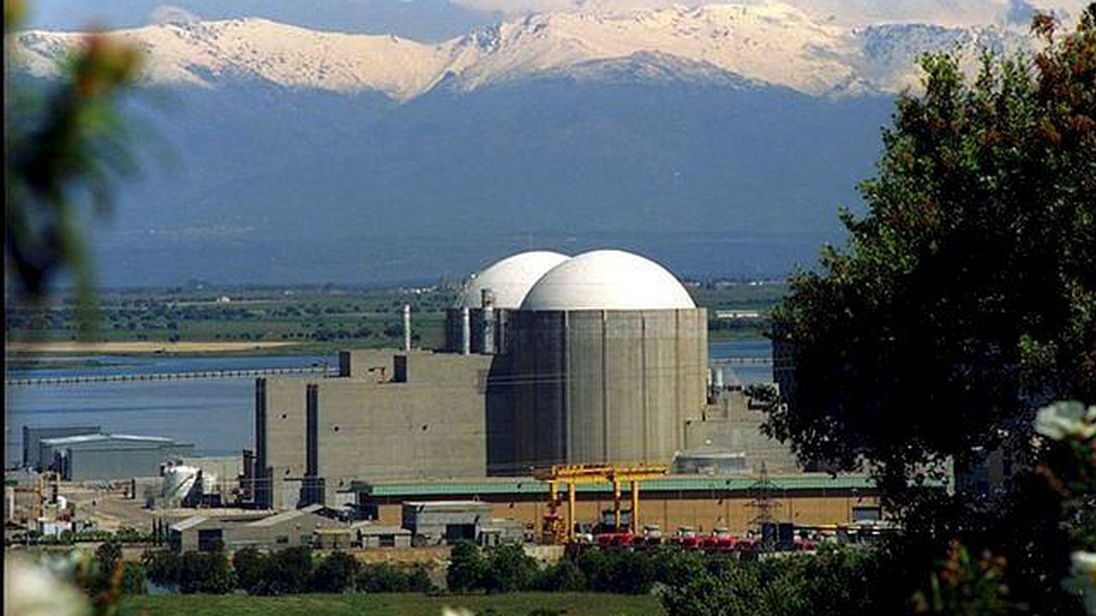 Foto: Fotografía de archivo del exterior de la central nuclear de Almaraz. (EFE)
