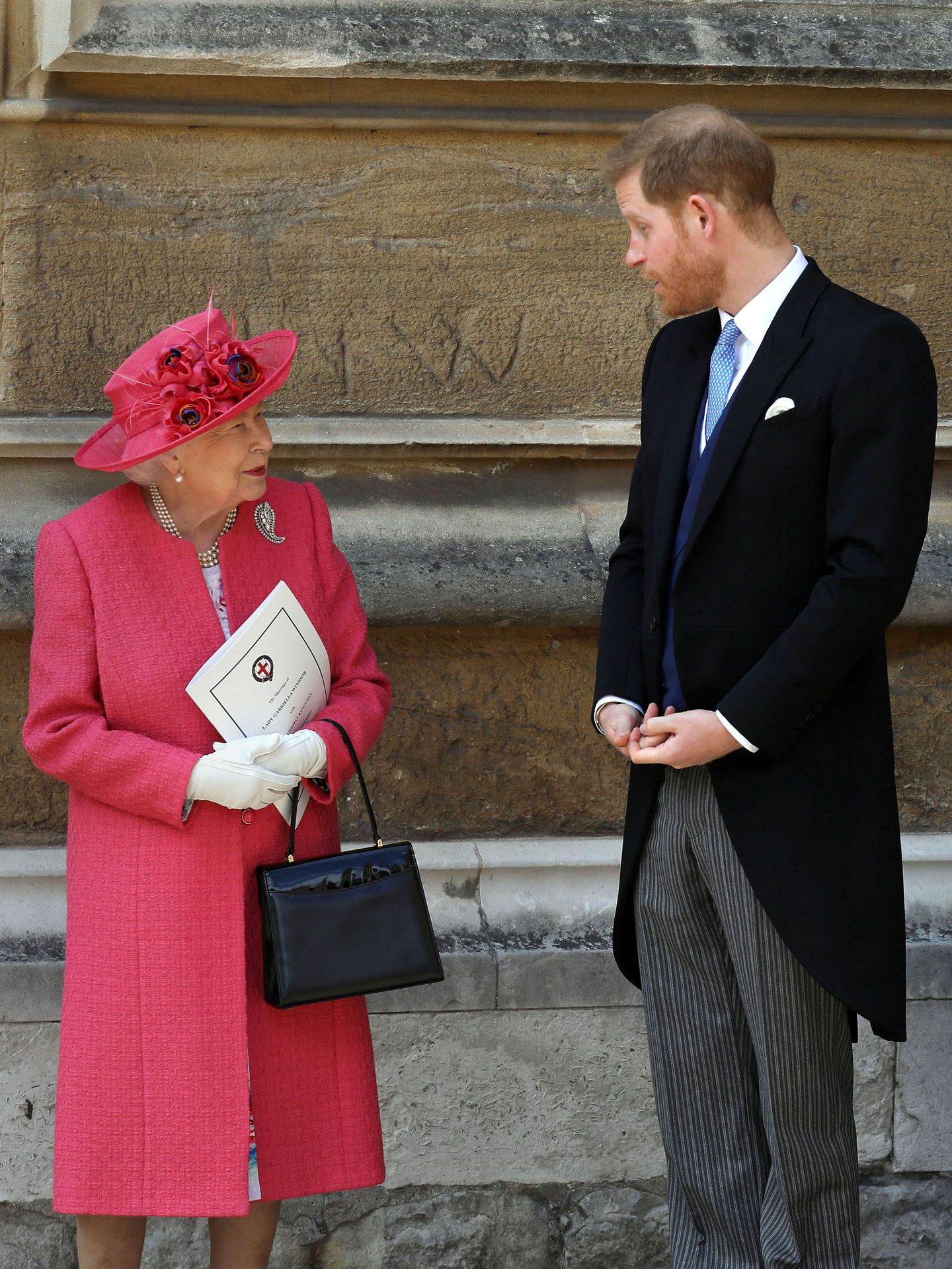 El príncipe Harry y la reina Isabel, en la boda de Lady Gabriella Windsor. (Reuters/Pool/Steve Parsons)