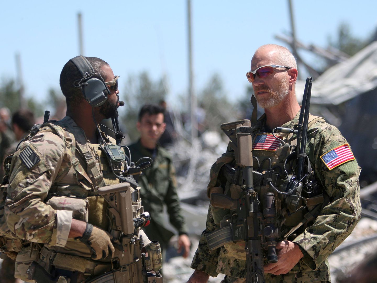 Miembros de las fuerzas aéreas estadounidenses en una base de las SDF en el Monte Karachok, en abril de 2017. (Reuters)