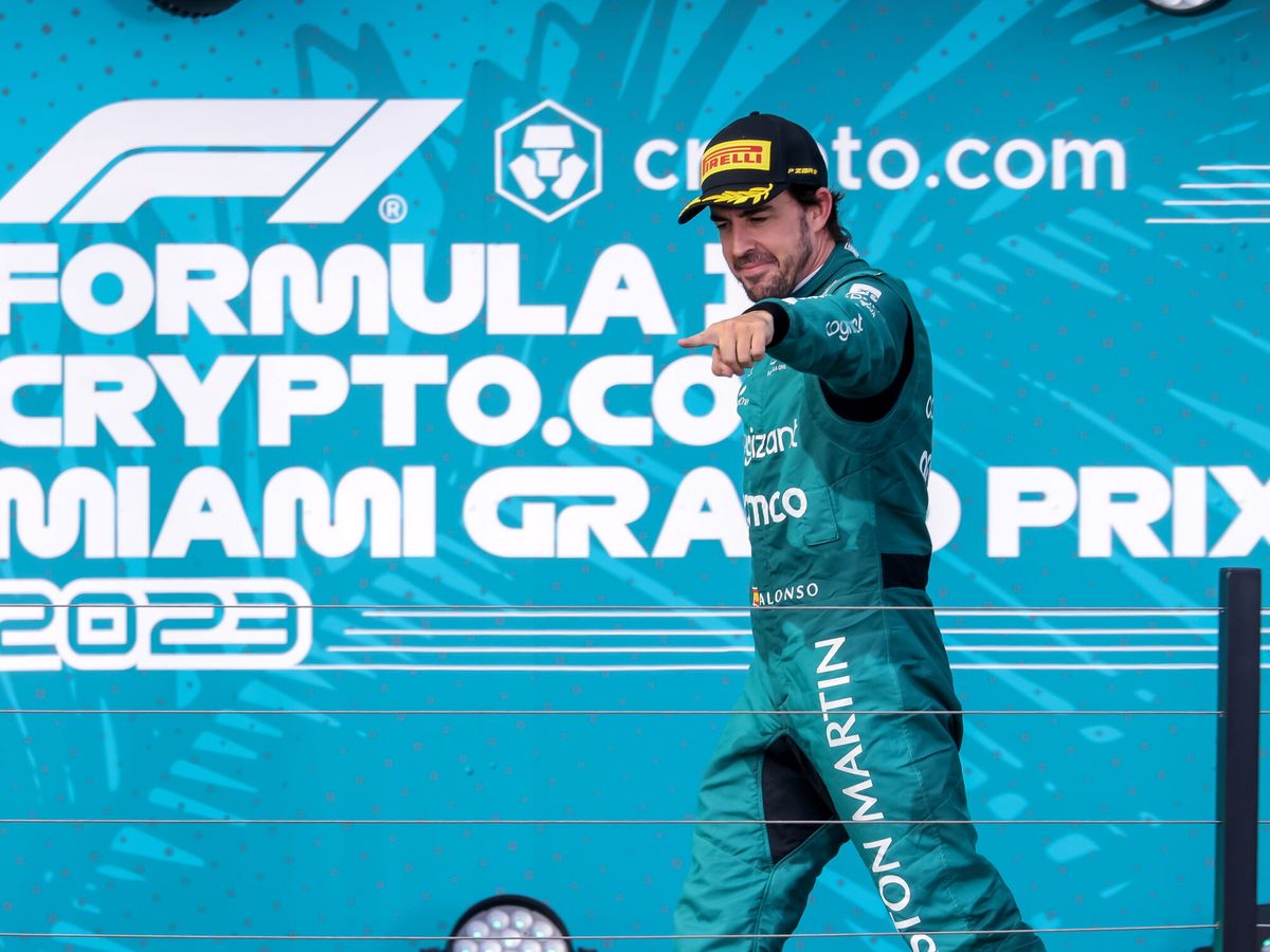 Foto: Fernando Alonso, en el podio del GP de Miami. (EFE/EPA/Cristóbal Herrera).