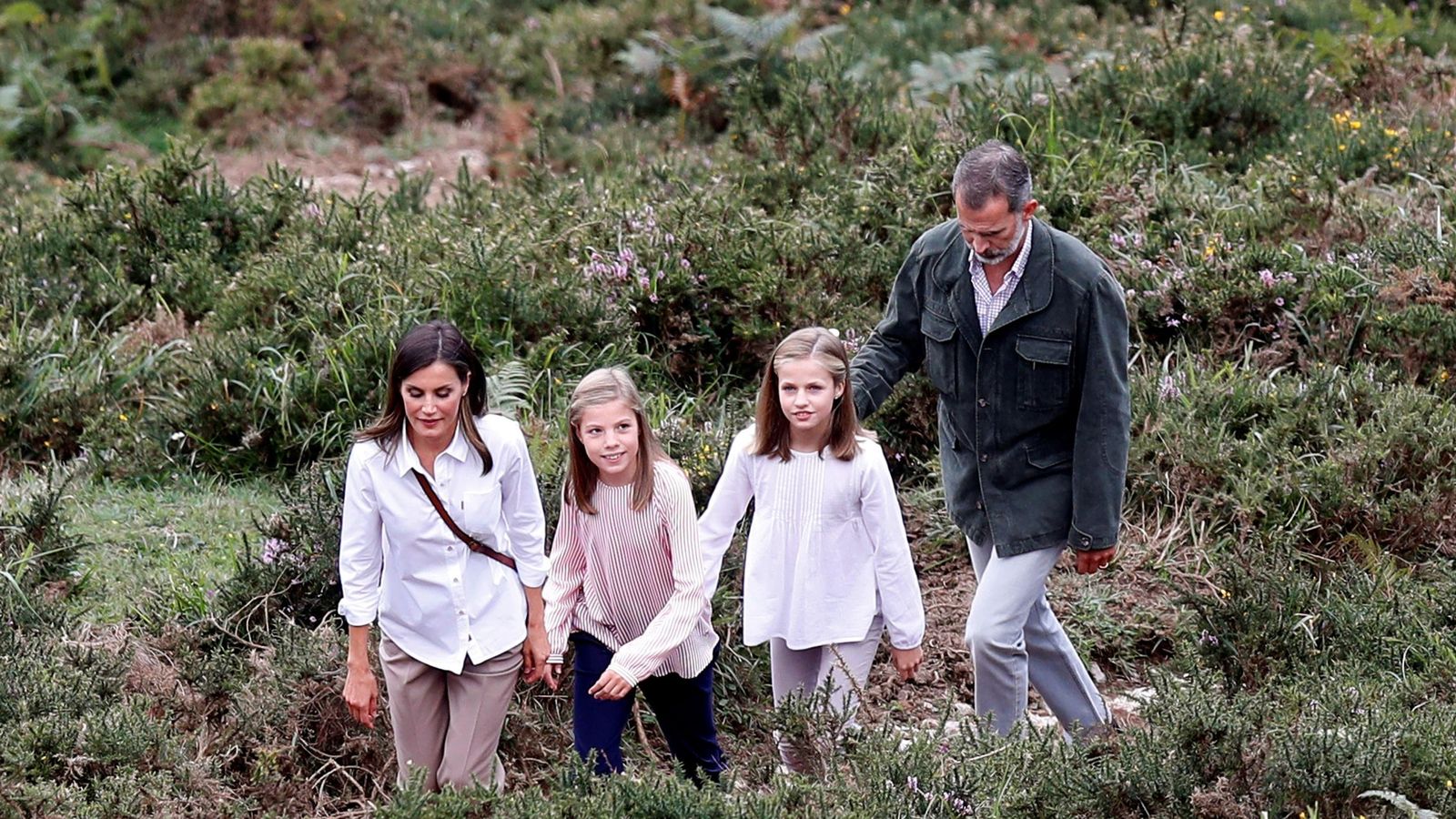 Foto: Los reyes Felipe y Letizia, la princesa Leonor y la infanta Sofía en Covadonga. (EFE)