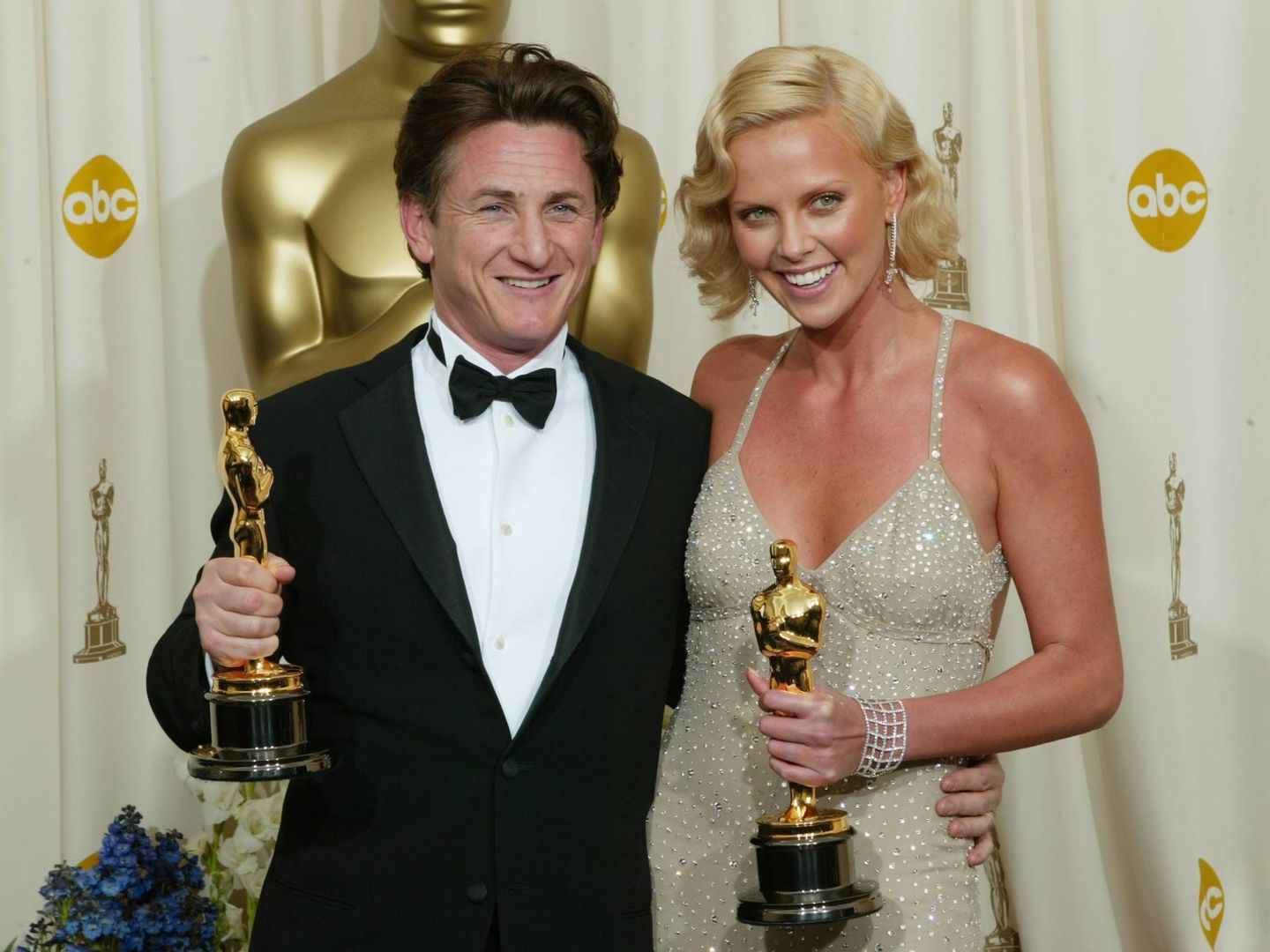  Los actores, posando con sus respectivos Oscar en 2004. (Getty)
