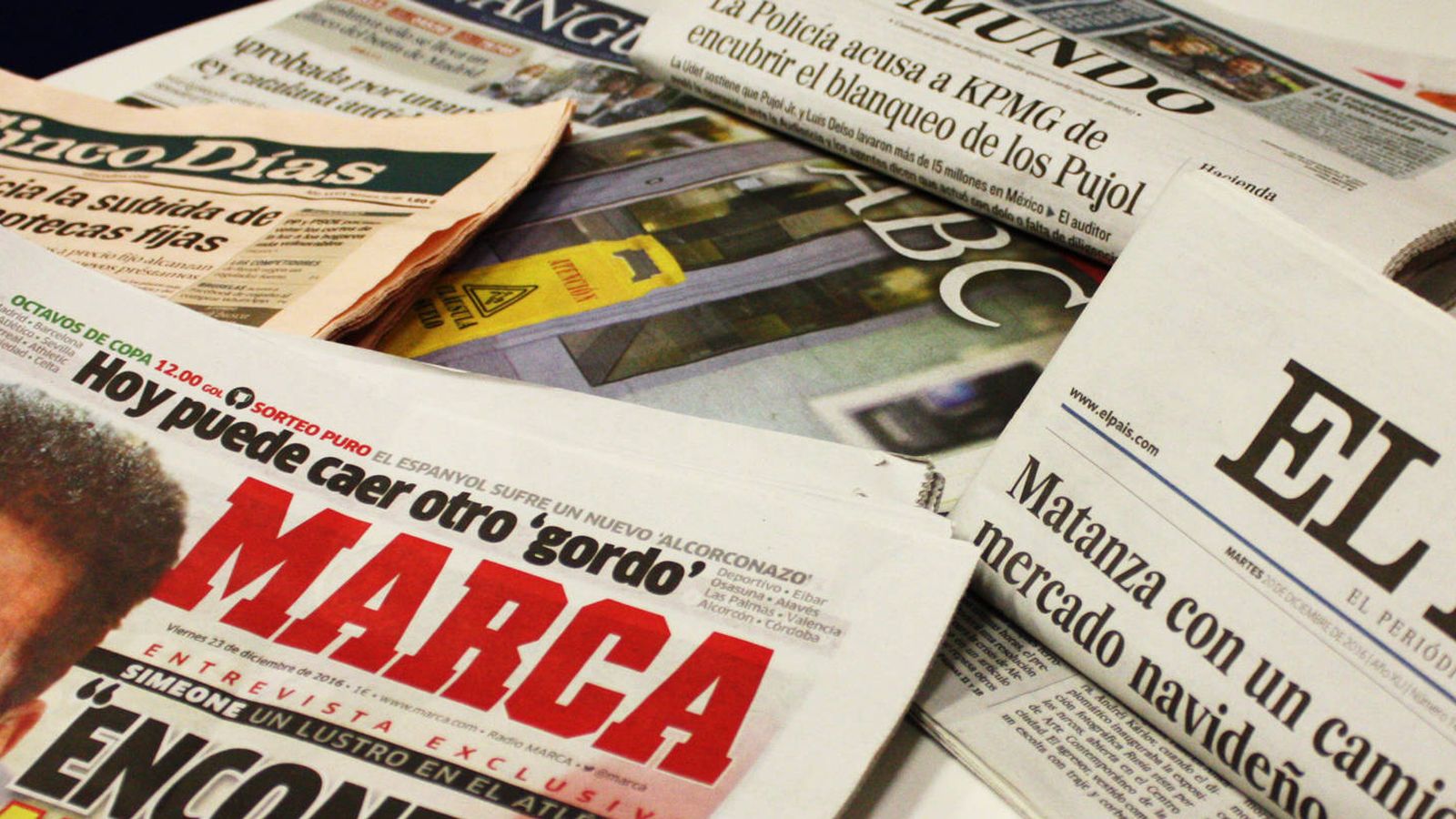 Foto: Imagen de varios periódicos de papel. (Enrique Villarino)