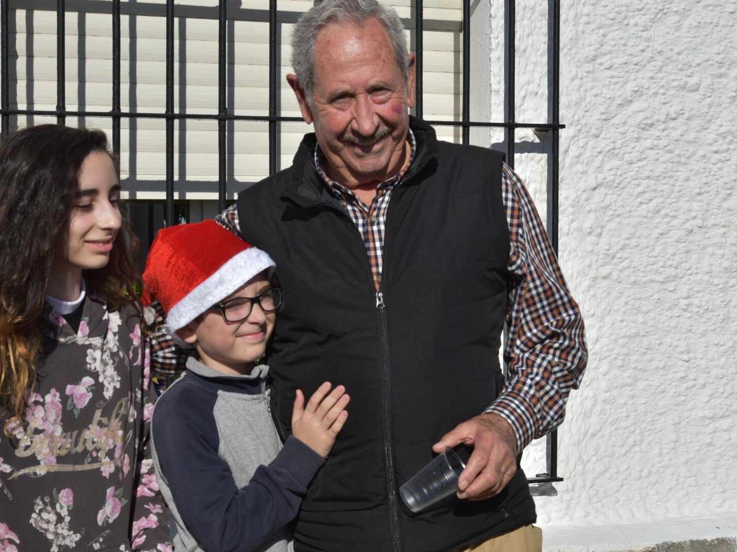 Antonio, amigo de Pepe, junto a sus nietos. (Toñi Guerrero)