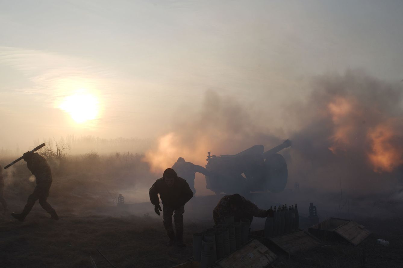 Artilleros del ejército ucraniano disparan contra posiciones de rebeldes de la autoproclamanda República Popular de Donetsk, en Novoluhanske, el 11 de enero de 2018. (Reuters)