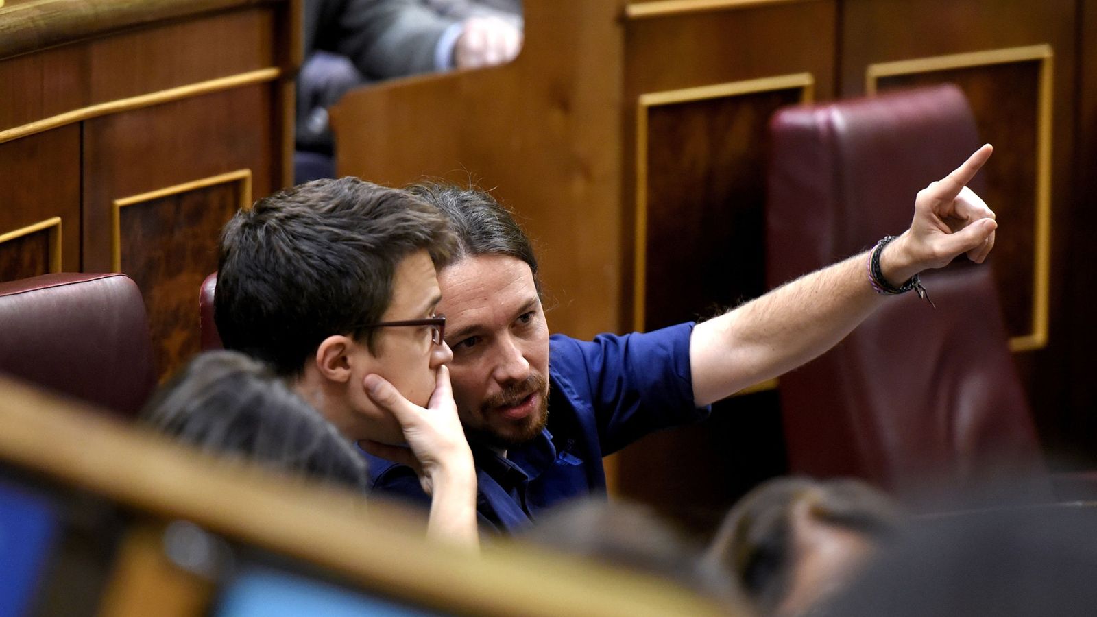 Foto: El secretario general de Podemos, Pablo Iglesias (d), junto al portavoz en la Cámara, Íñigo Errejón. (EFE)