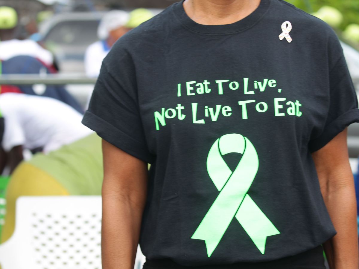 Foto: Una superviviente de cáncer, durante una marcha para pedir fondos en 2019. (EFE/EPA/Ahmed Jallanzo)