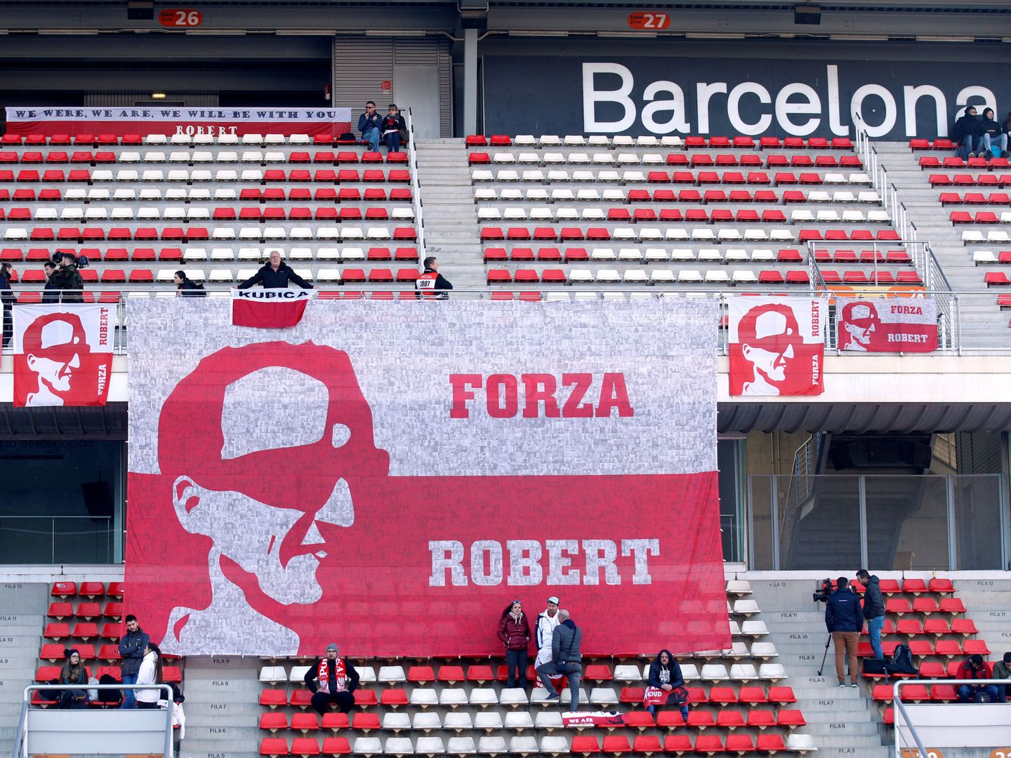 Los aficionados recuerdan a Kubica con cariño en Montmeló. (Reuters)
