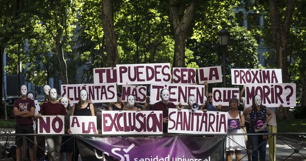 Foto: Una protesta en Madrid en favor de la sanidad universal. (EFE)