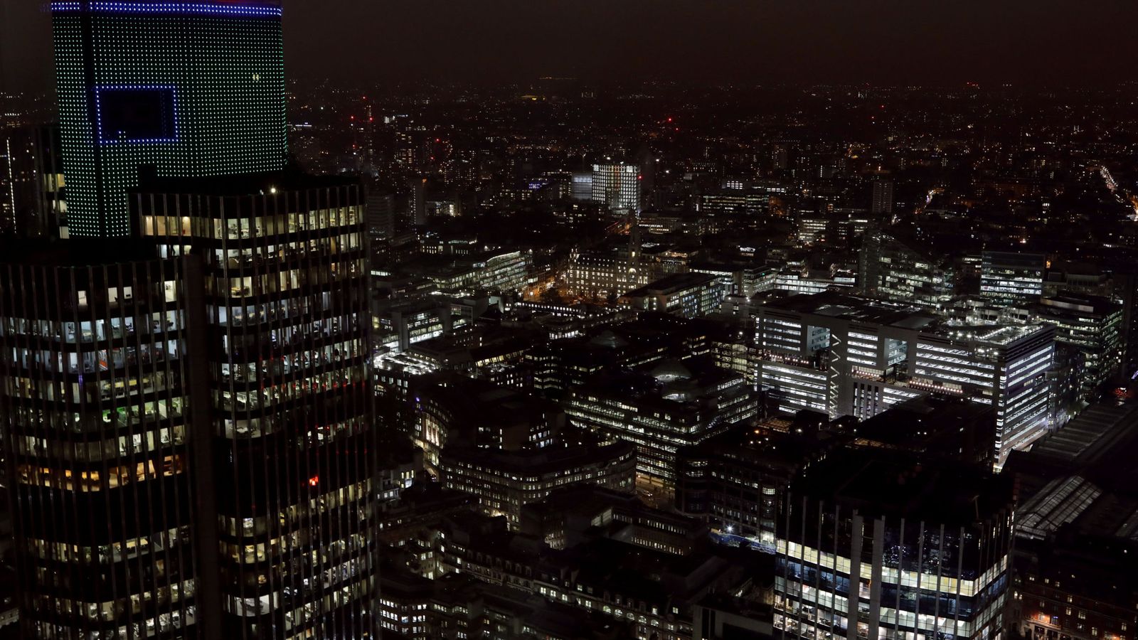 Foto: Vista general nocturna de la City de Londres. (Reuters)