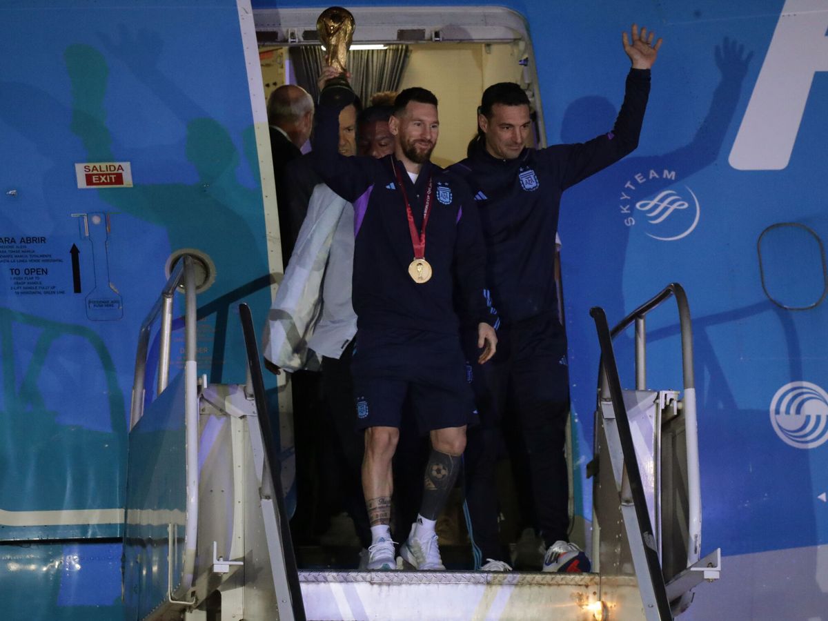 Foto: Messi y Scaloni a su llegada al Aeropuerto Internacional de Ezeiza, en Buenos Aires. (EFE/Raúl Martínez).
