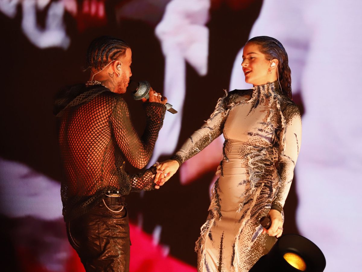 Foto: Rauw Alejandro y Rosalía cantan durante el Saturno World Tour. (EFE/Thais Llorca)