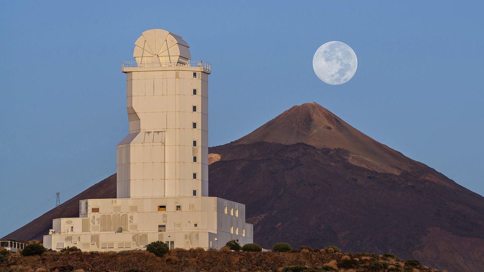 GRA116 SANTA CRUZ DE TENERIFE, 11/08/2014.- Fotografía facilitada por Daniel López de la superluna, tomada anoche en el observatorio del Instituto de Astrofísica de Canarias (IAC) en el Teide, en Tenerife. EFE/Daniel Lopez **SOLO USO EDITORIAL**
