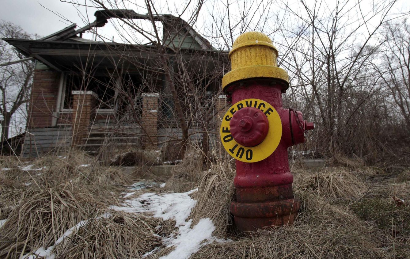 Una boca de incendios fuera de servicio en el este de Detroit, una ciudad azotada por el desempleo y la falta de oportunidades. (Reuters)