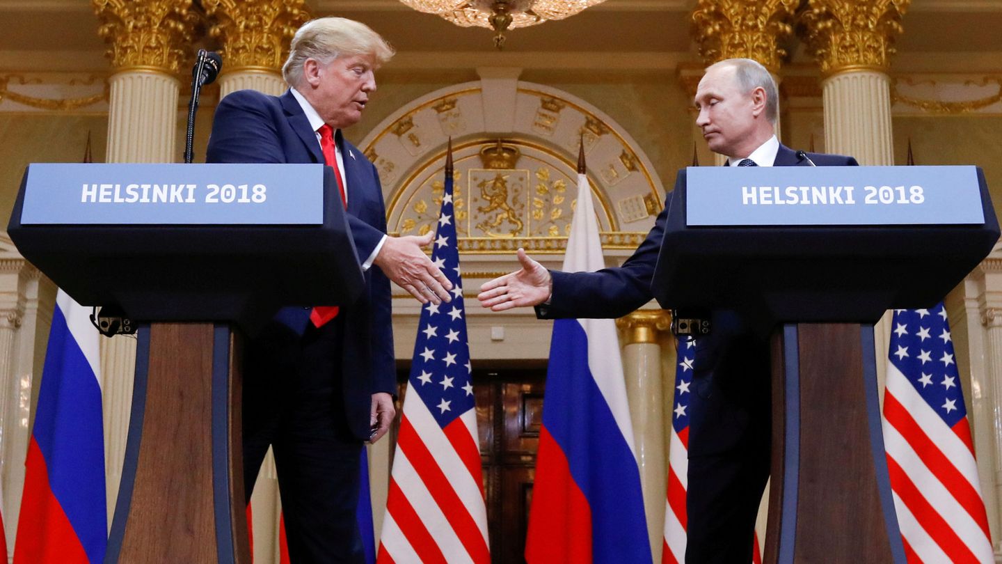 Donald Trump y Vladimir Putin tras su encuentro en Helsinki el pasado julio. (REUTERS)